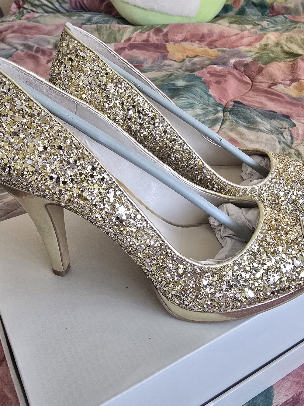 ✨ STUNNING NINE WEST GOLD GLITTER PLATFORM PUMPS ✨